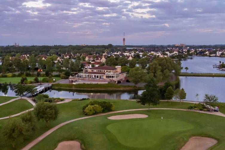 De Goese Golf is de eerste golfbaan in Zeeland met driving range technologie.